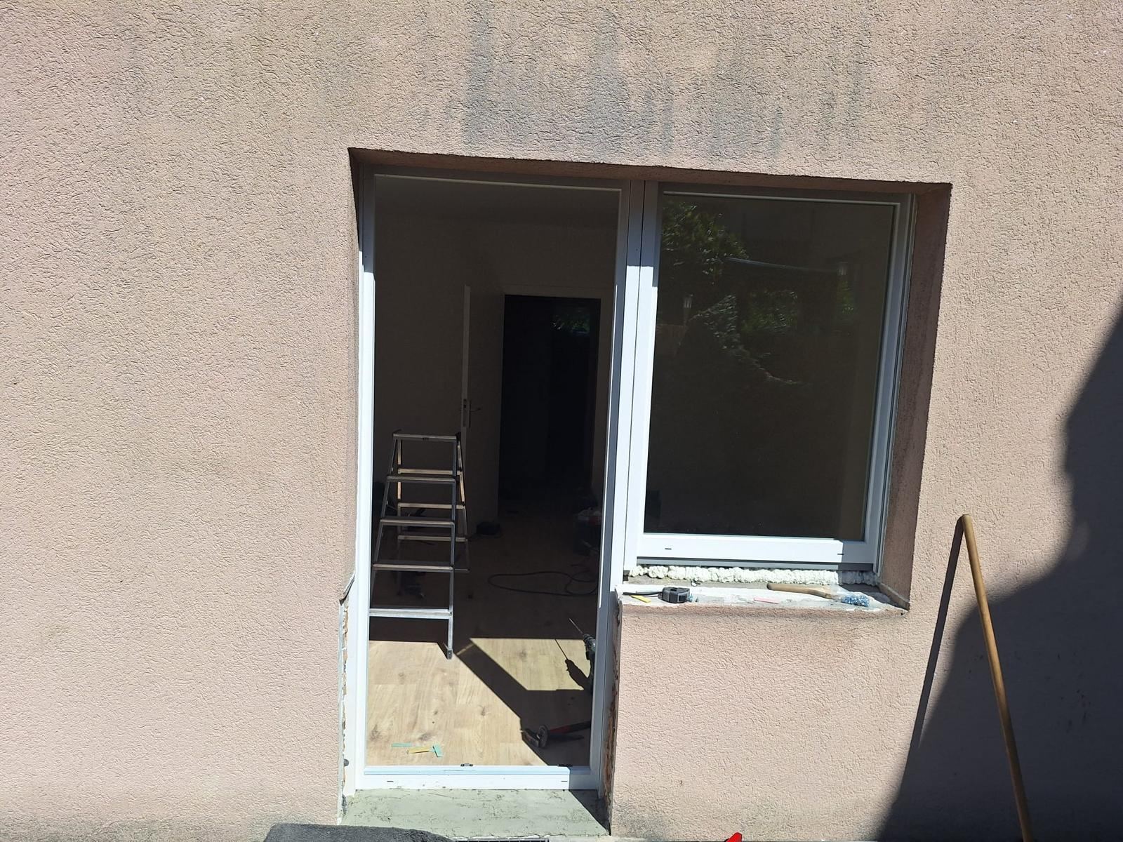 Außenwand: Neue Tür und neues Fenster in der Fassade