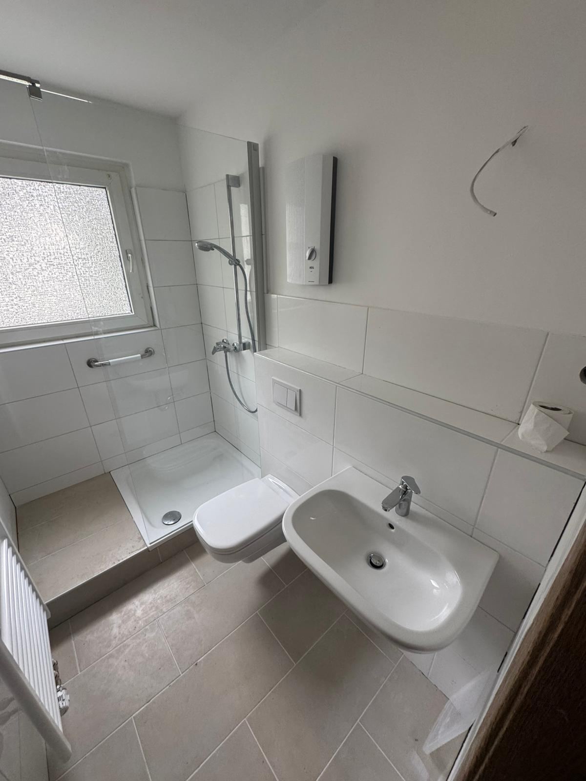 Badsanierung: Dusche, Wand-WC und Waschtisch in Weiß