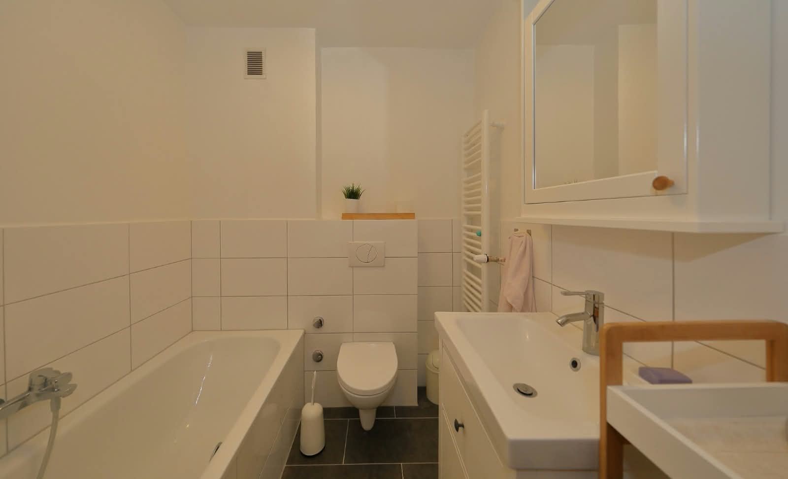 Badsanierung: Helles Bad mit Wanne, Wand-WC und Handtuchheizkörper