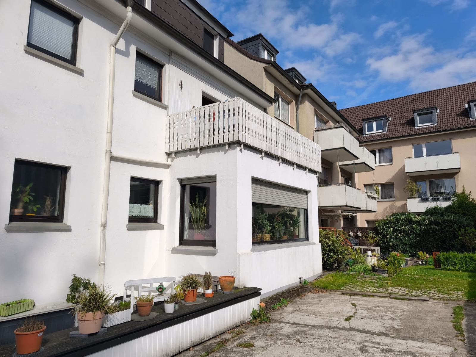 Balkonsanierung – vorher: Alte Holzverkleidung am Geländer