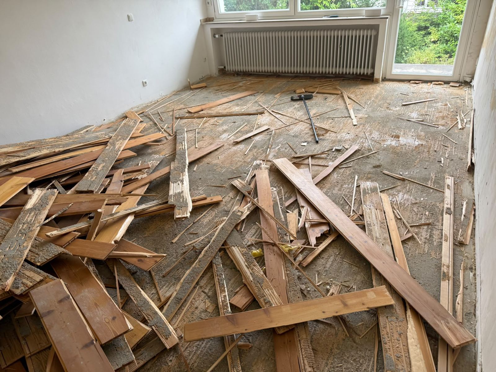 Rückbau Bodenbelag: Alte Dielen bis auf den Unterboden entfernt