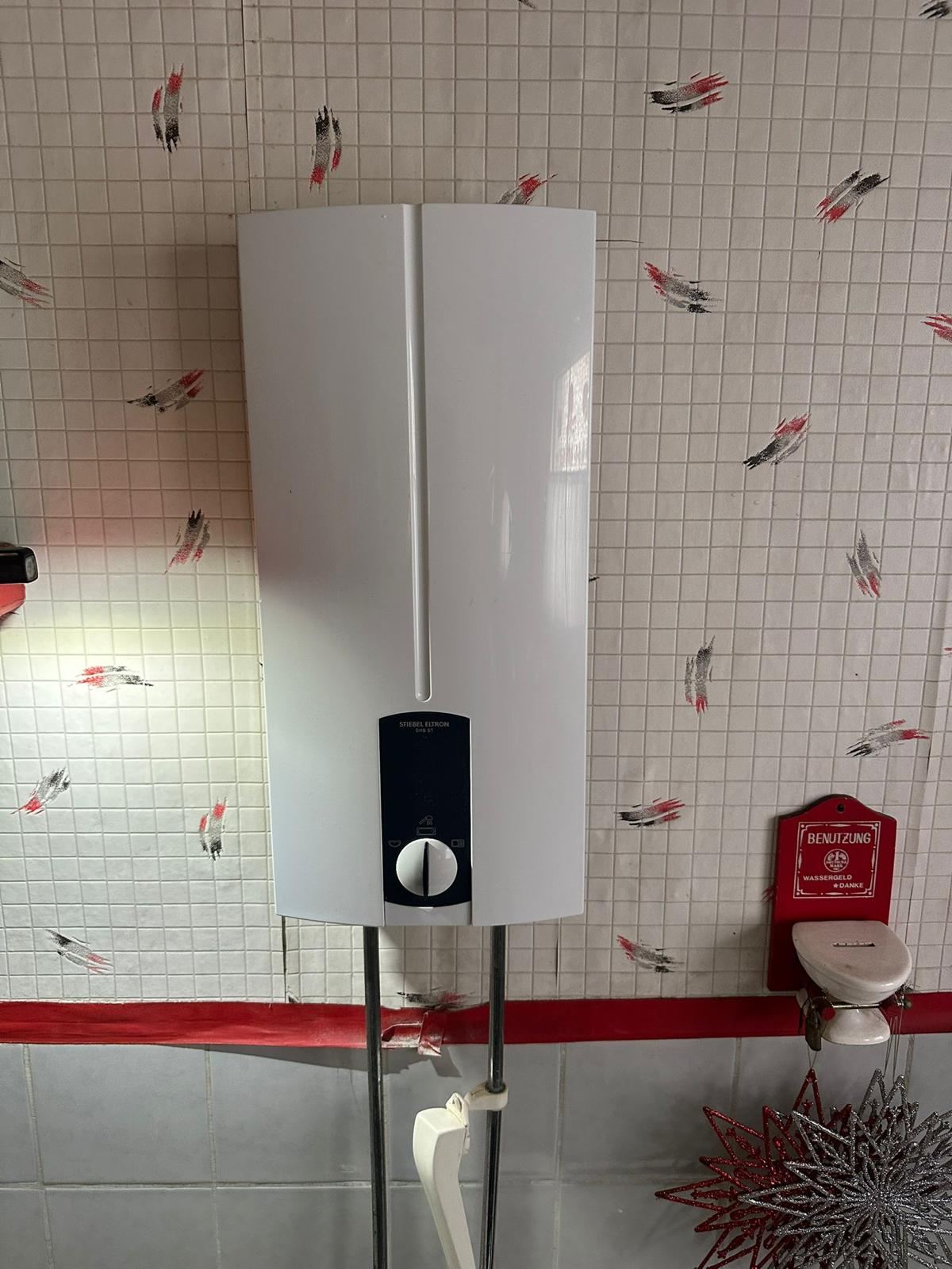 Warmwasser: Elektrischer Durchlauferhitzer montiert