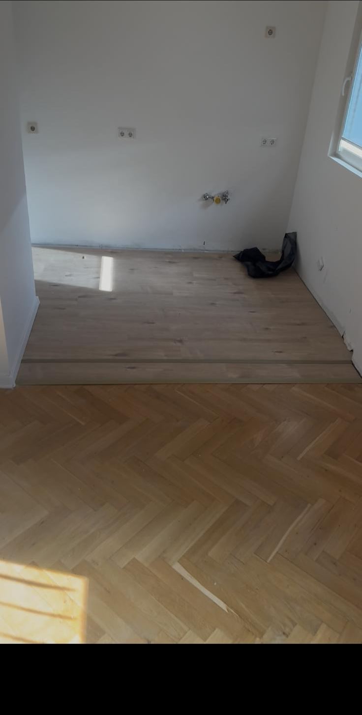 Neu verlegtes Fischgrät-Parkett