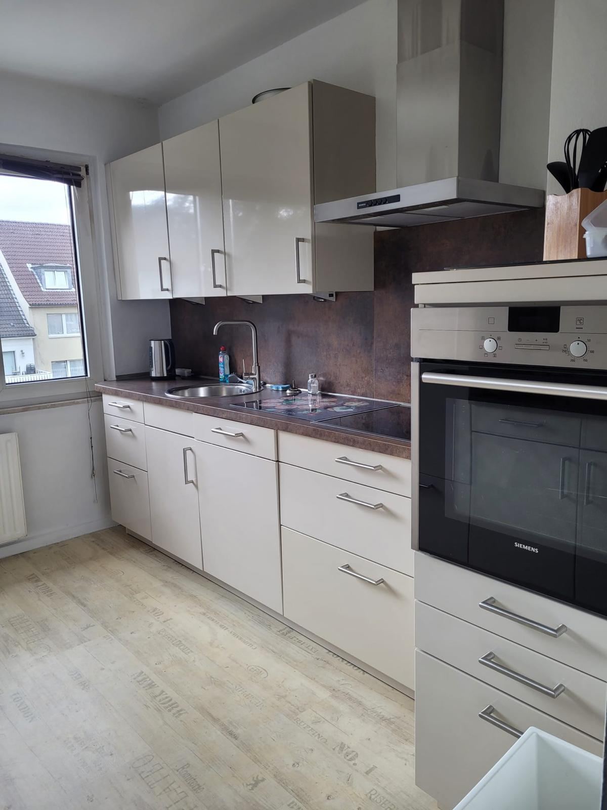 Küche: Wohnung mit Küche nach der Sanierung