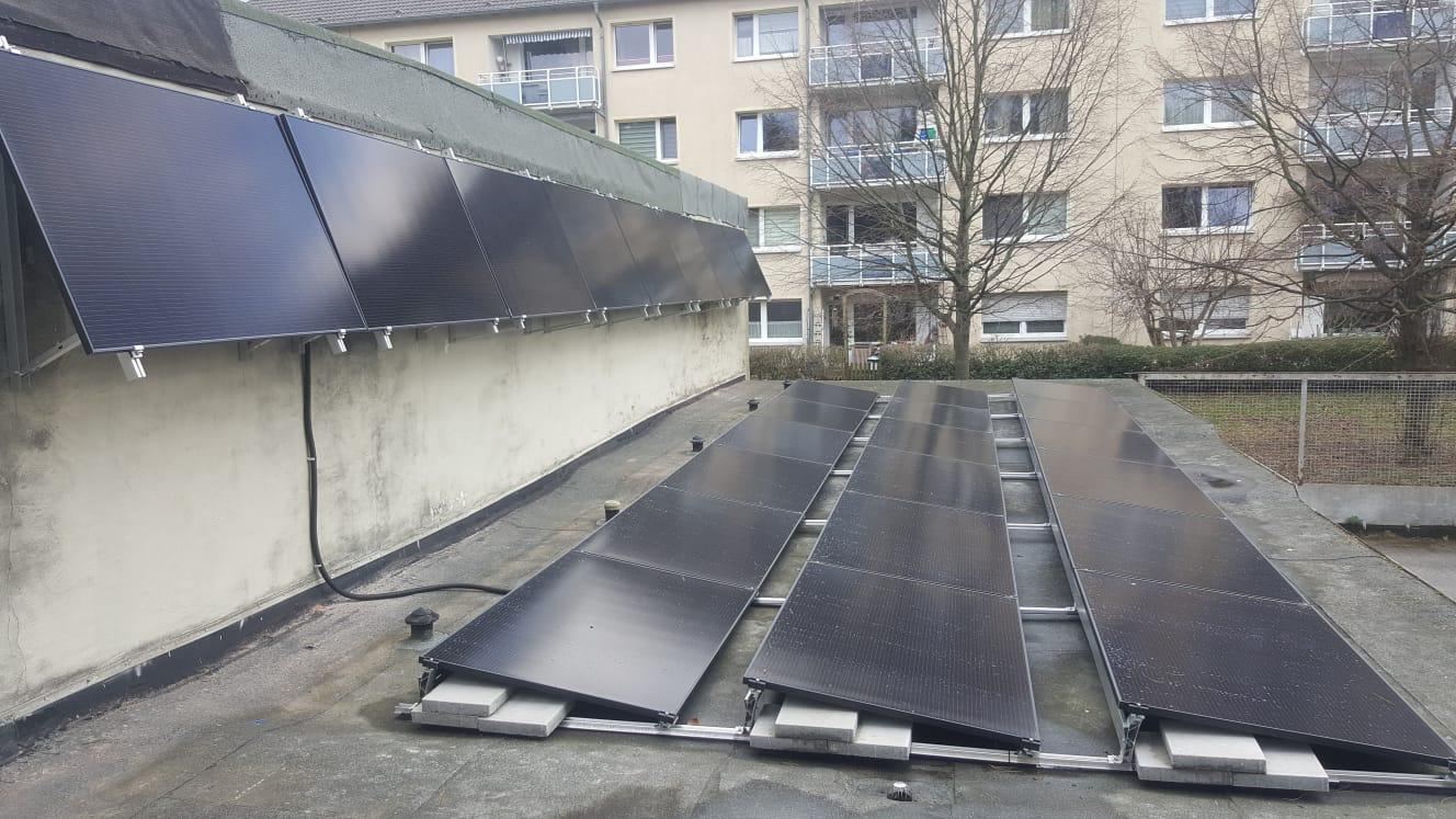 Solarmodule auf einem Flachdach