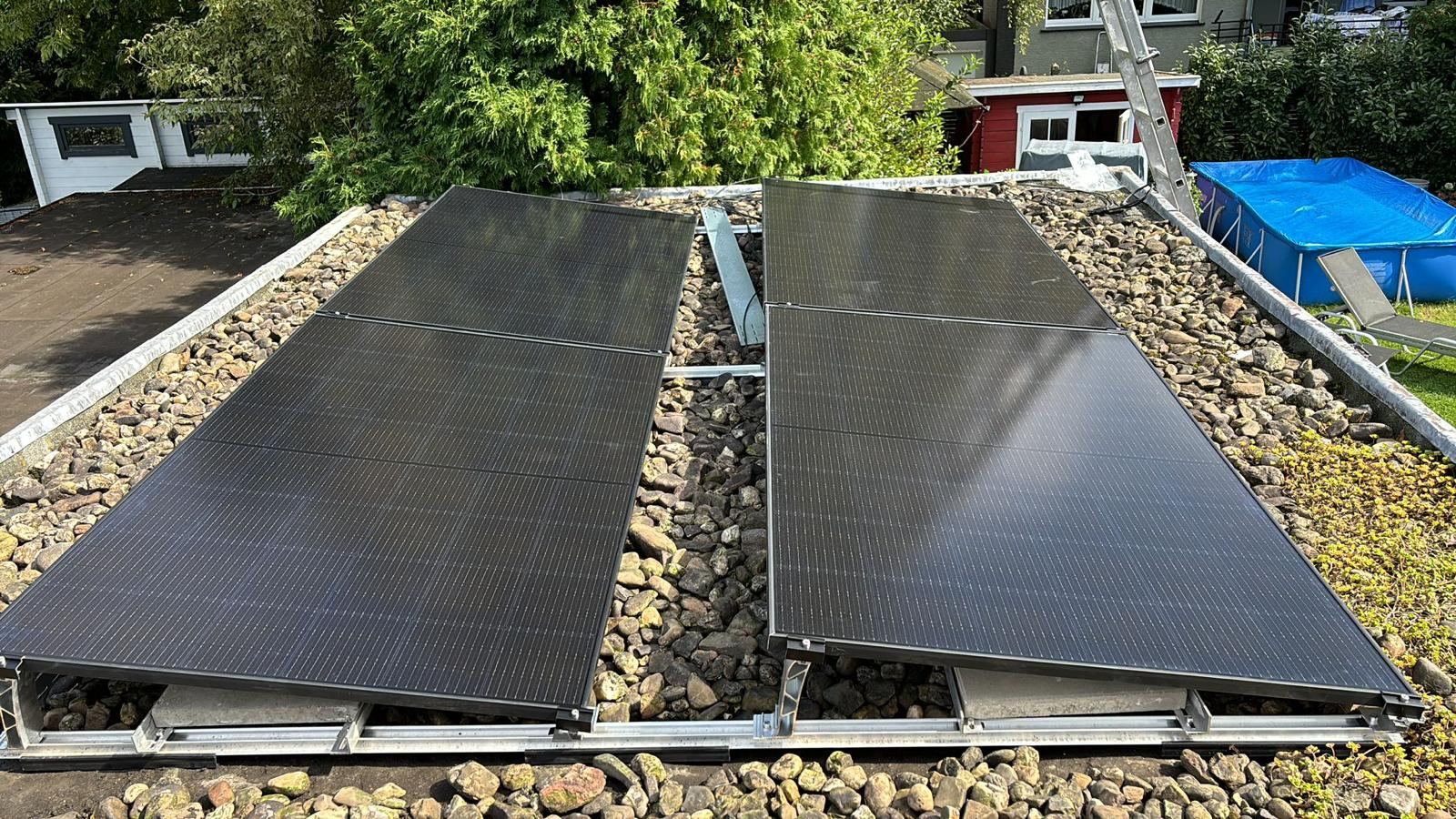 Solarmodule: Aufgeständerte Module auf dem Flachdach