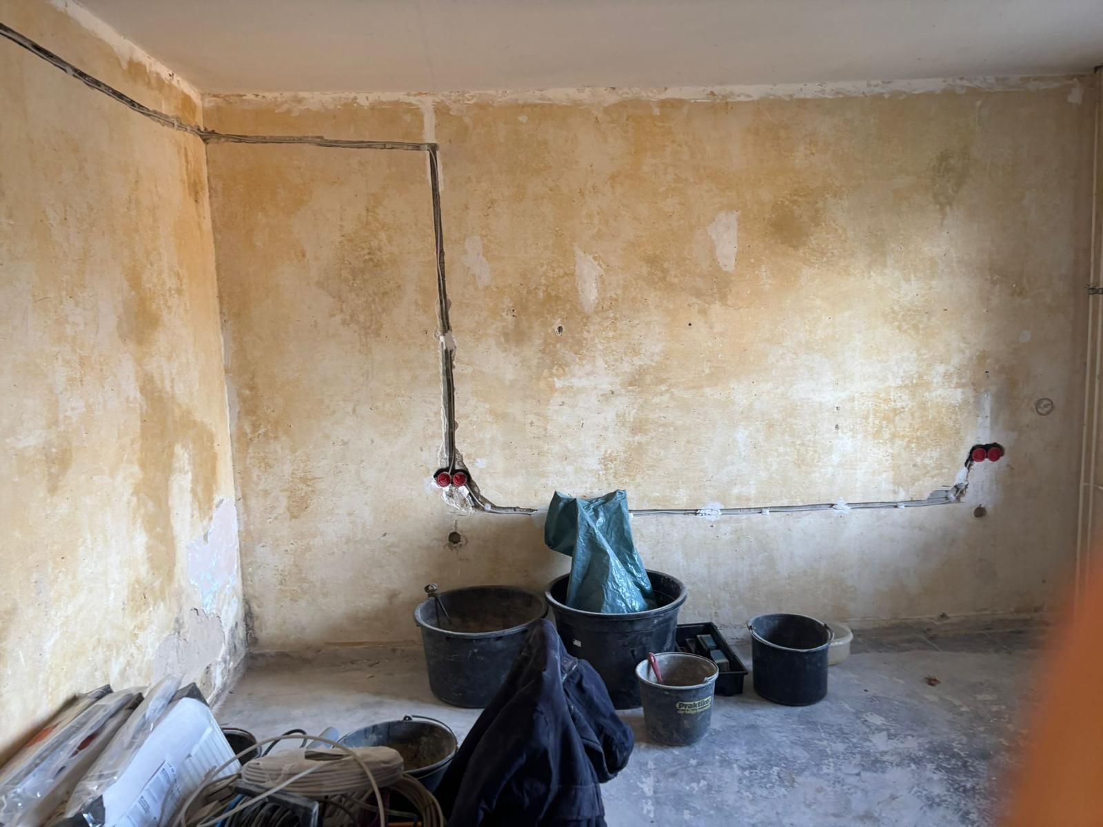 Raum bis auf den Rohbau zurückgebaut