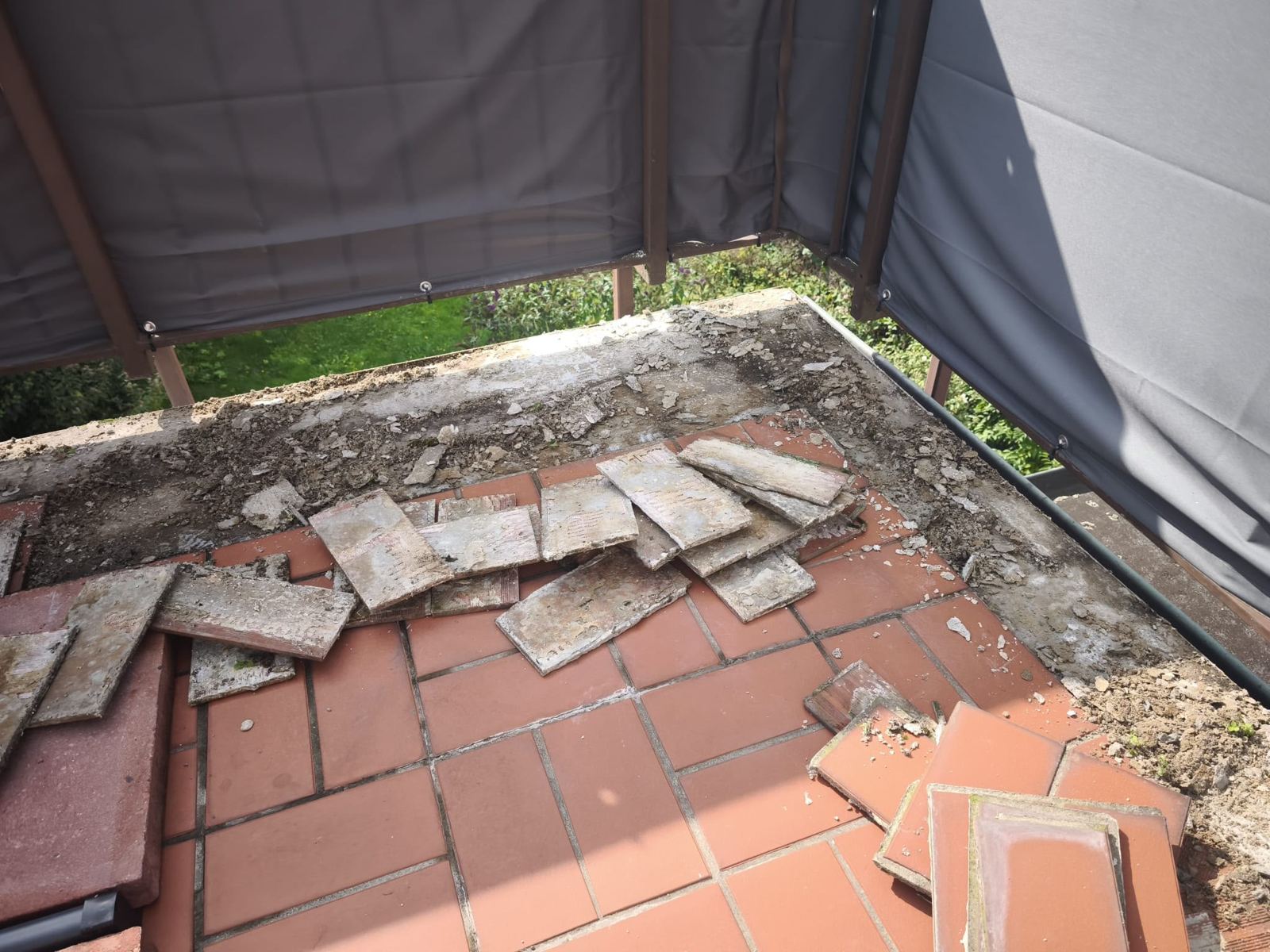 Terrasse – vorher: Alter, beschädigter Belag