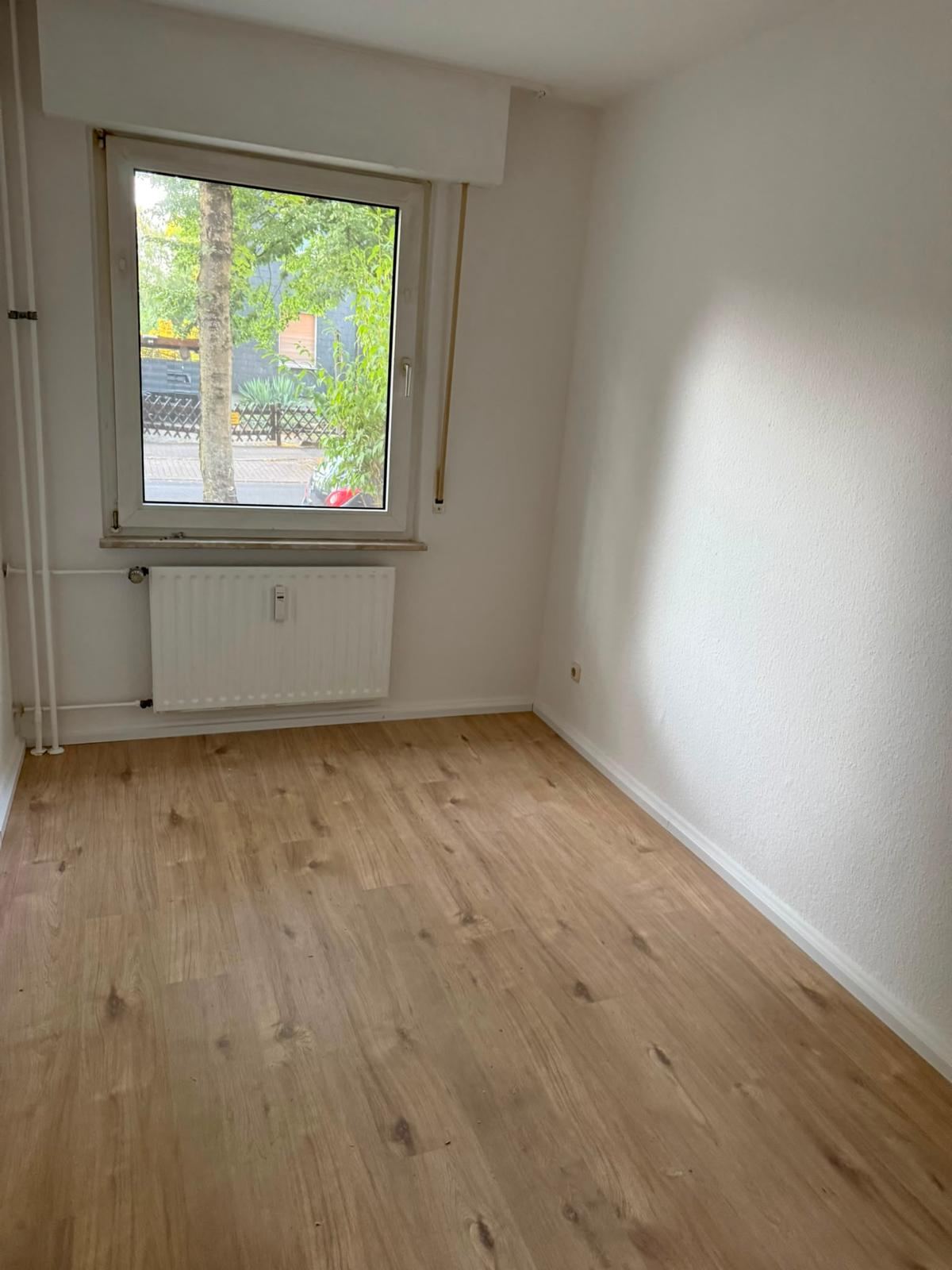 Wohnungssanierung: Boden in Eichenoptik, Wände gestrichen