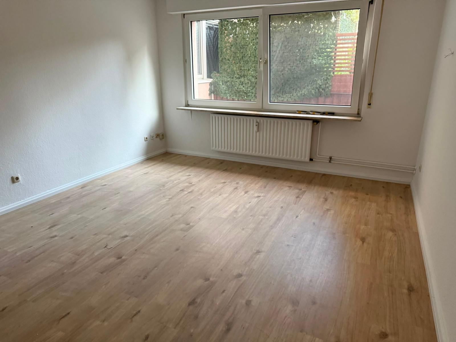 Wohnungssanierung: Zimmer mit neuem Boden und frischen Wänden