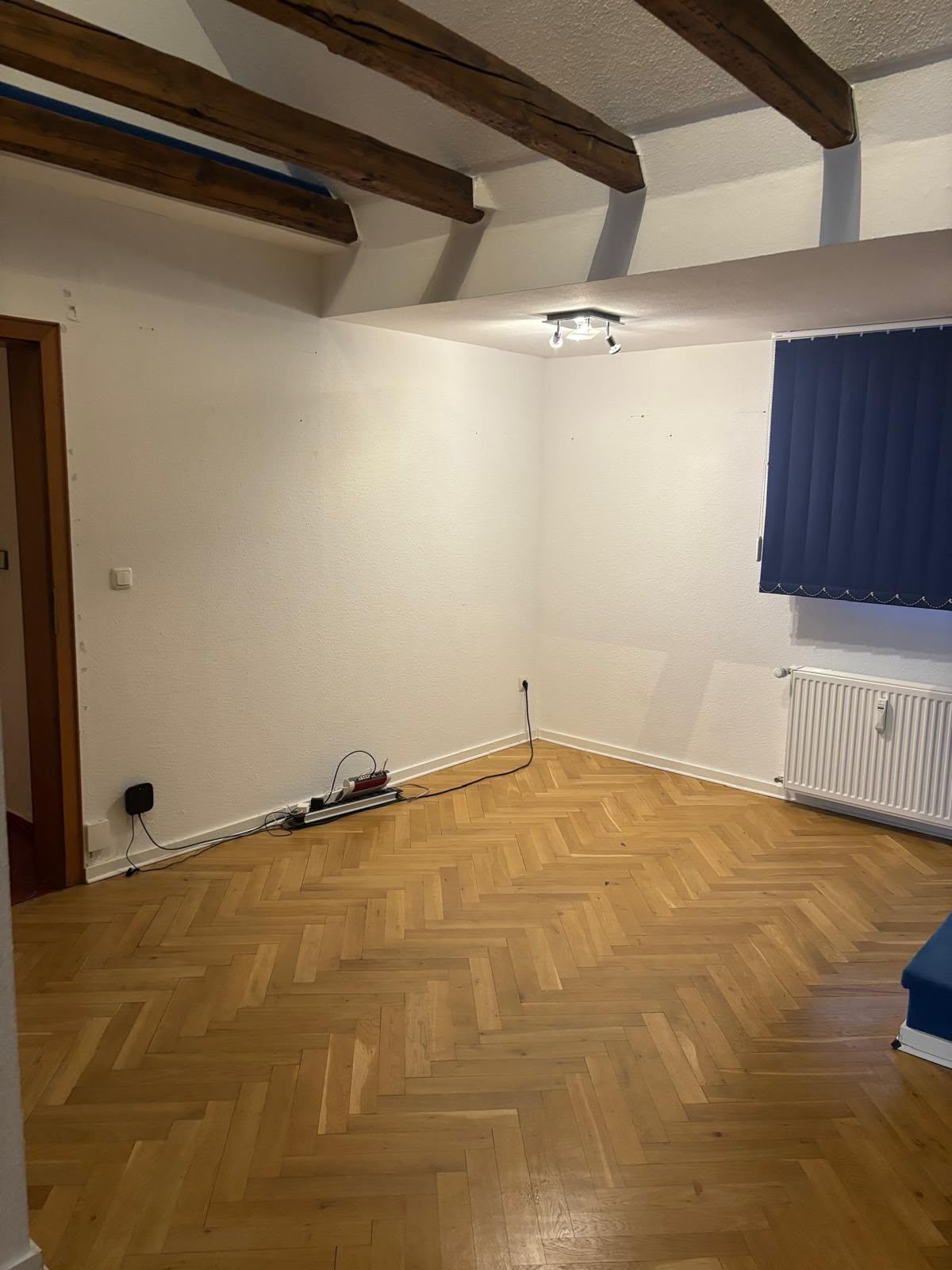 Parkett: Zimmer mit Fischgrät-Parkett